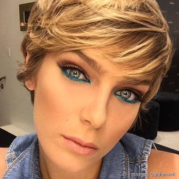 A atriz Isabella Santoni deixou o look elegante e divertido com a sombra marrom esfumada e as cores azul e verde na linha d'água dos olhos! (Foto: Instagram @giulianomk)
